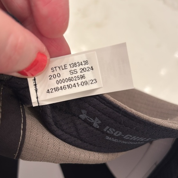 2 Under Armour Iso-chill hat golf, baseball, sports Small - Picture 8 of 9